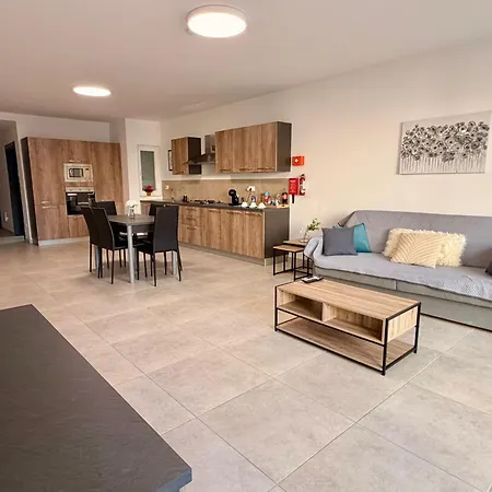Ocean Breeze Apartment, Sleeps 6, Family-friendly * St. Paul's Bay