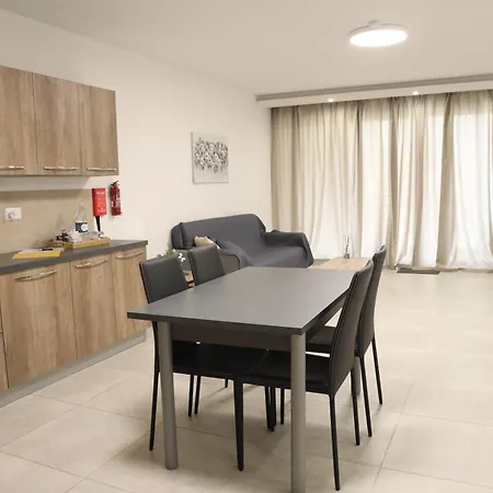 Ocean Breeze Apartment, Sleeps 6, Family-friendly