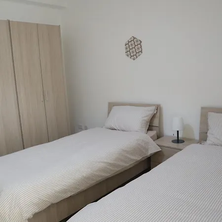 Ocean Breeze Apartment, Sleeps 6, Family-friendly * St. Paul's Bay