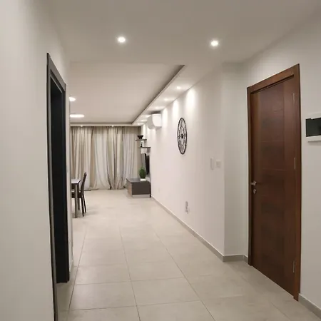Ocean Breeze Apartment, Sleeps 6, Family-friendly * St. Paul's Bay