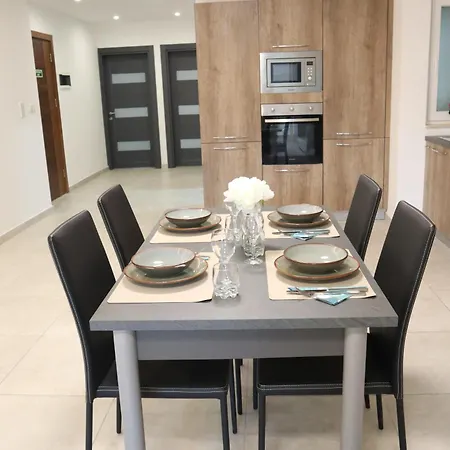 Ocean Breeze Apartment, Sleeps 6, Family-friendly Appartement St. Paul's Bay
