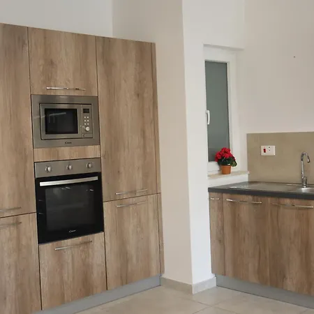 Ocean Breeze Apartment, Sleeps 6, Family-friendly * St. Paul's Bay