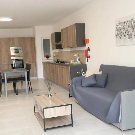 Ocean Breeze Apartment, Sleeps 6, Family-friendly * St. Paul's Bay