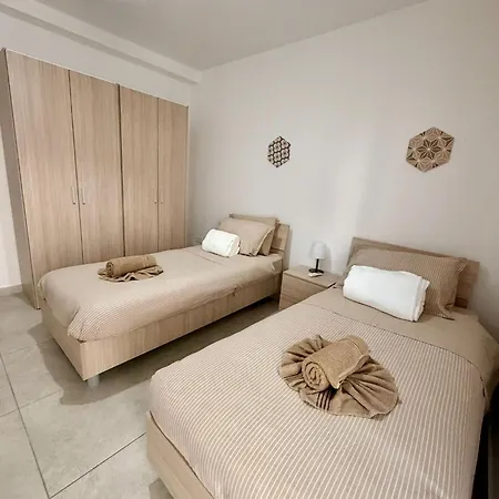Ocean Breeze Apartment, Sleeps 6, Family-friendly St. Paul's Bay
