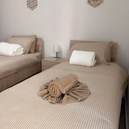 Ocean Breeze Apartment, Sleeps 6, Family-friendly アパート セント・ポールズ・ベイ