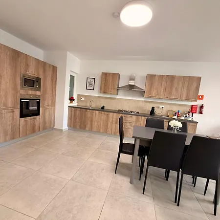 Ocean Breeze Apartment, Sleeps 6, Family-friendly * St. Paul's Bay