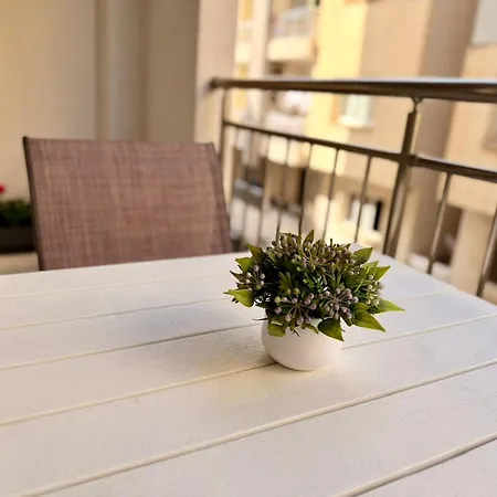 Ocean Breeze Apartment, Sleeps 6, Family-friendly * St. Paul's Bay